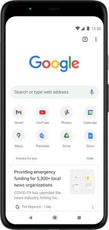 Pixel 4 XL-telefon med skjerm som viser Google.com-søkefeltet, favorittapper og foreslåtte artikler.